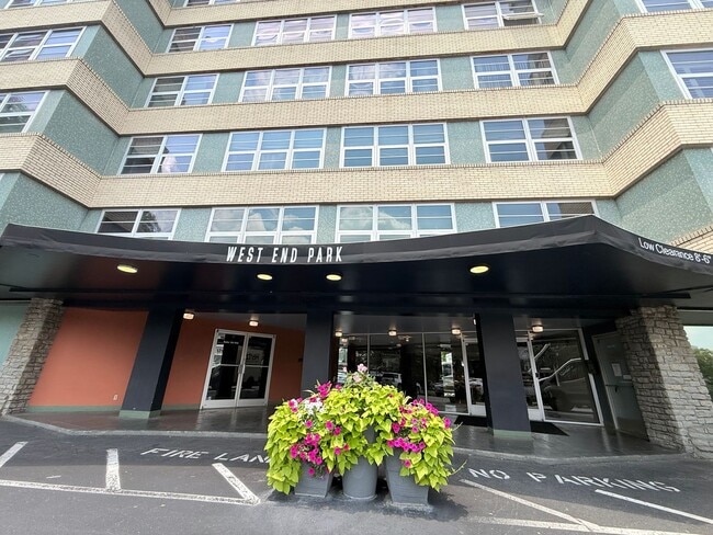 Building Photo - 2 Bedroom/ 2 Bath condo on West End, 1 assigned covered parking spot, Small Storage Space include...