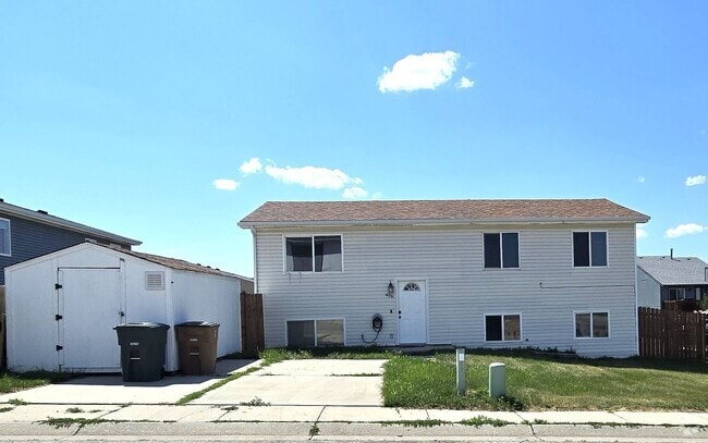 Building Photo - 5 Bedroom, 2 Bathroom Home For Rent In Wes...