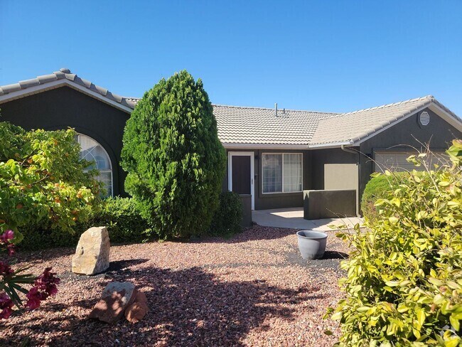 Building Photo - Stunning 4 Bedroom Home in Ivins with Red ...