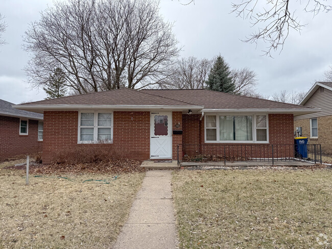 Building Photo - 120 S Paffrath Ave Rental