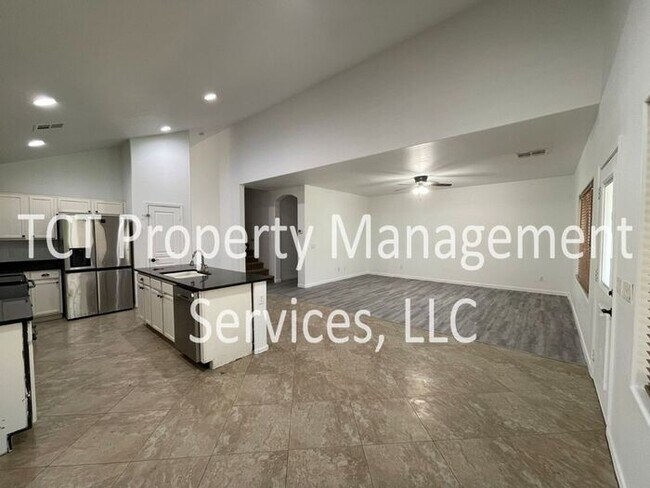 Large 6 Bedroom with Grass Backyard!