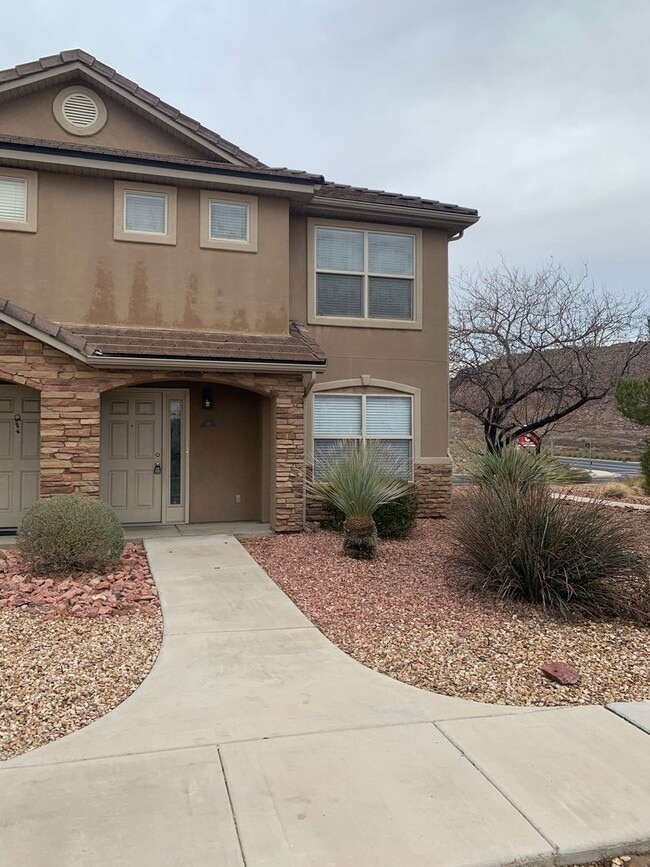 Building Photo - Spacious Townhome in Hidden Valley
