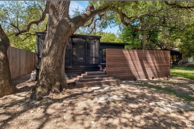 Building Photo - 503 E Live Oak St Rental