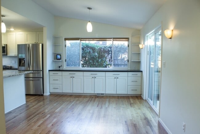 Photo - RENOVATED 3 BED MADISON PARK BUNGALOW W EASY COMMUTE!