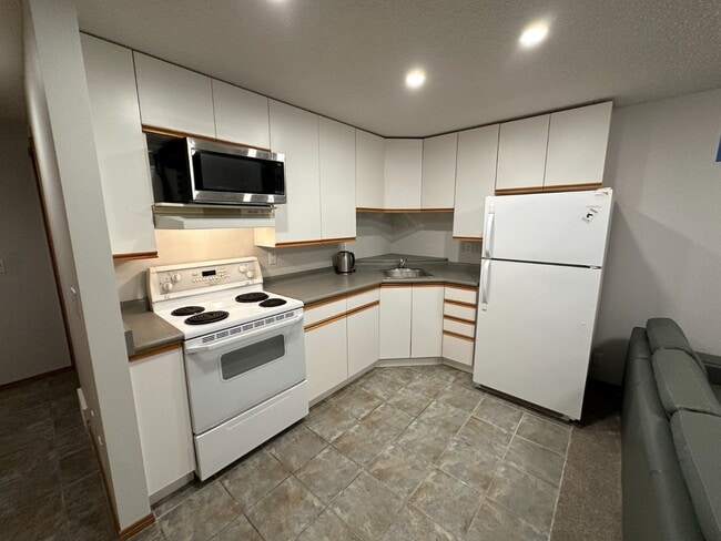 Photo - Cozy & Private 1-Bedroom Basement Suite in Bridlewood Crescent - Pet Friendly!