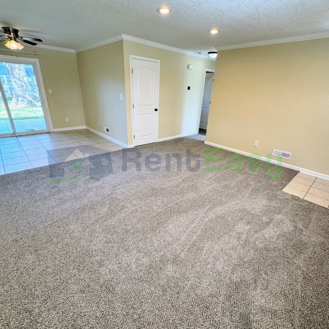 Photo - 949 Redwood Cir