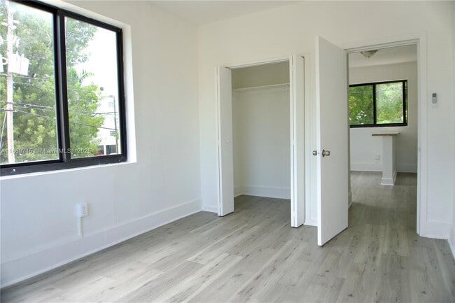 Building Photo - 337 SW 5th Ave Unit 10 Rental