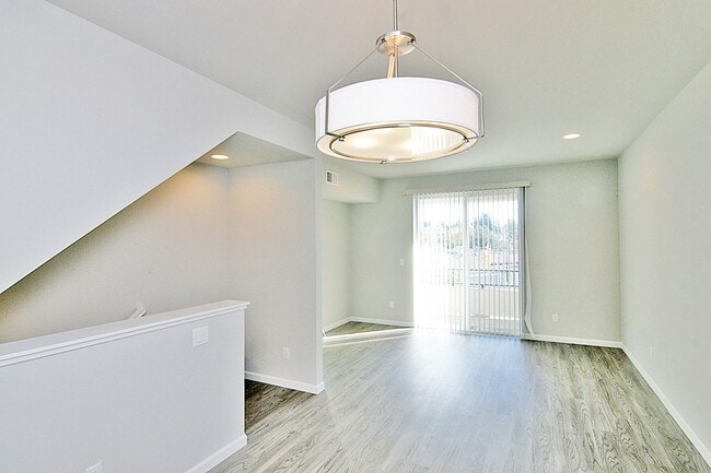 Building Photo - Clean, modern, move-in ready townhouse!