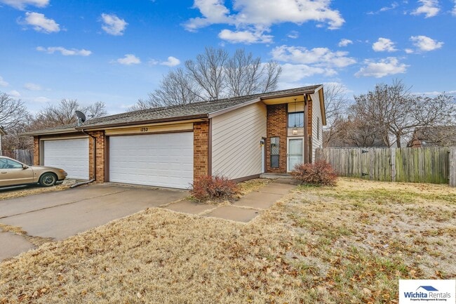 Building Photo - **SE Wichita - 3 BEDROOM BI-LEVEL DUPLEX**