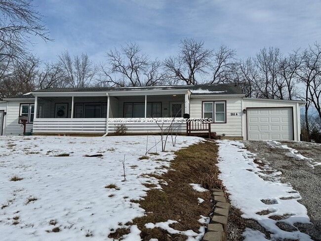 Building Photo - 2 Bed | 1 Bath Duplex Near Downtown Lee’s Summit