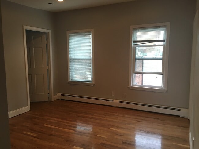 Photo - 291 Silver St Unit #3