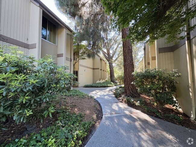Building Photo - Charming 2BR/2BA Condo Steps from Downtown...