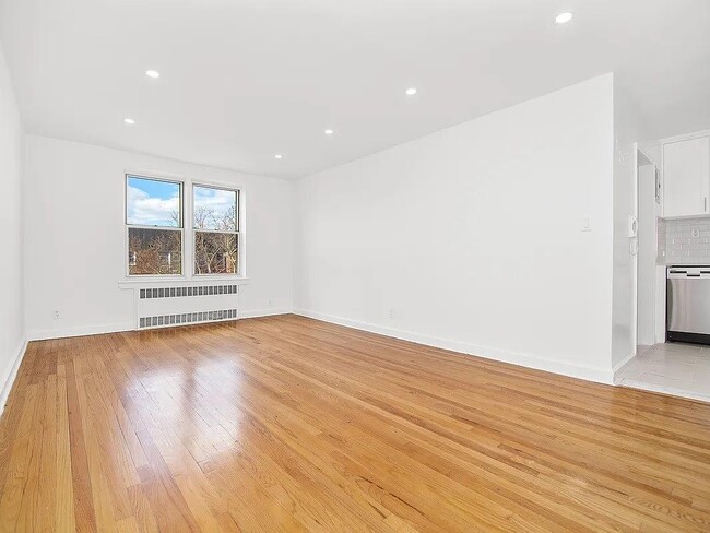 Building Photo - 65-35 Yellowstone Blvd Unit 6C