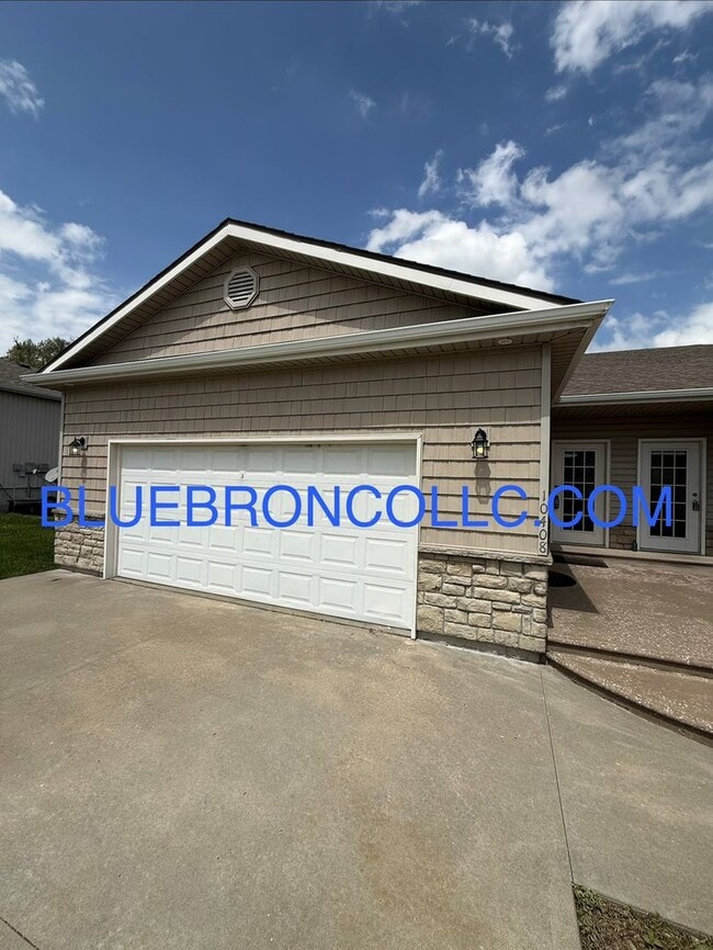 Building Photo - Completely renovated 3 bedroom unit with modern finishes and beautiful views.