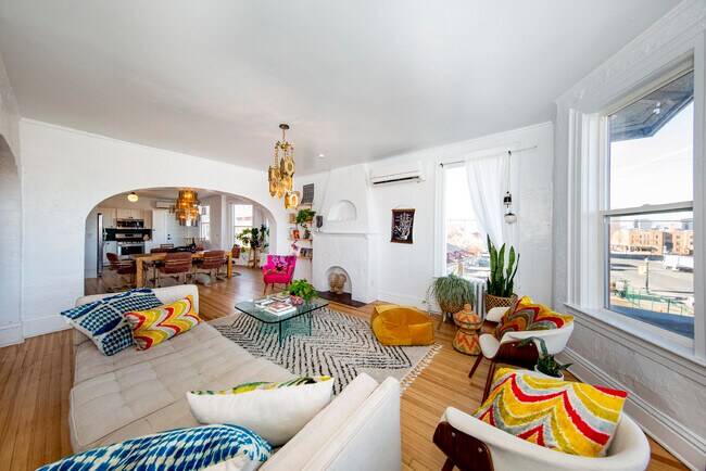 Sala de estar - 2220 E Colfax Ave Unidad Apartment