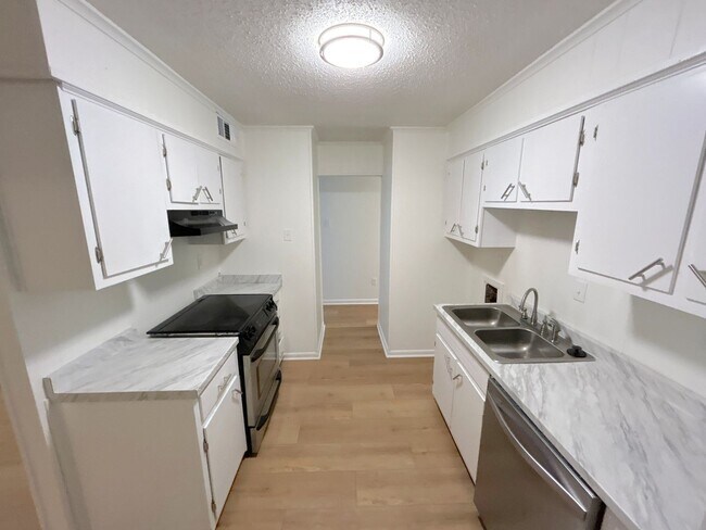 Photo - 1885 Dessa Dr