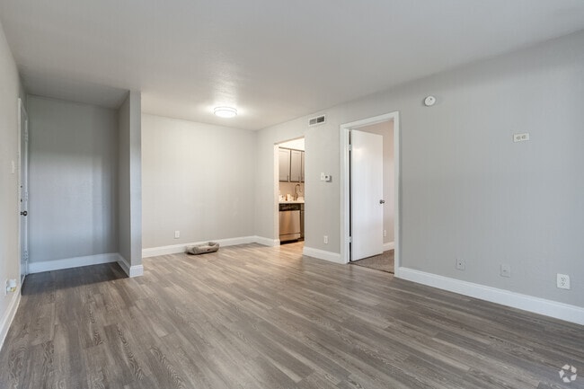 1BR, 1BA - 561SF - Living Room