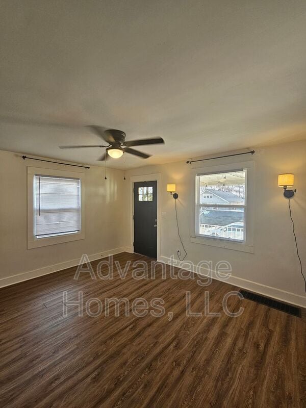 Photo - 4826 E 6 St