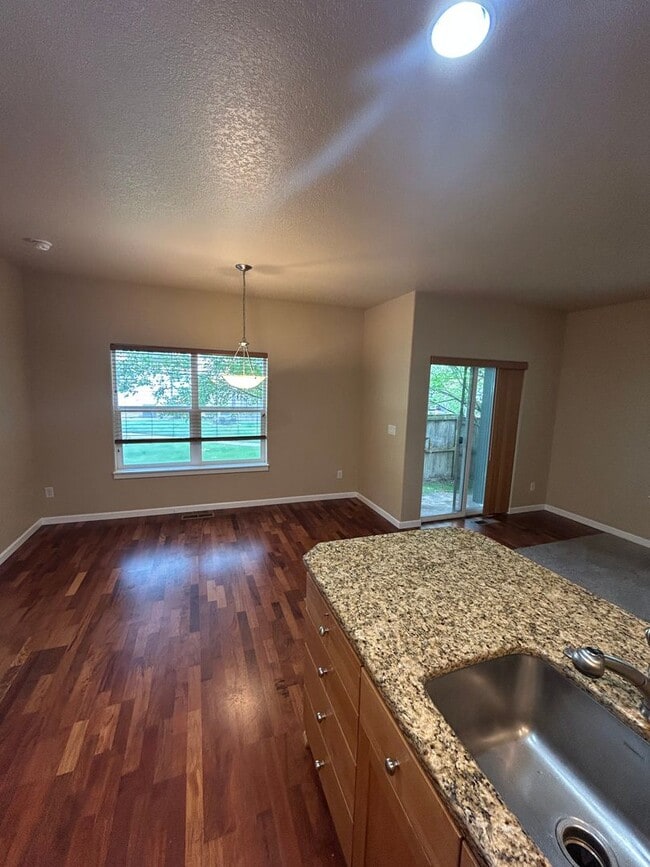 Photo - 2000 NW Yohn Ranch Dr