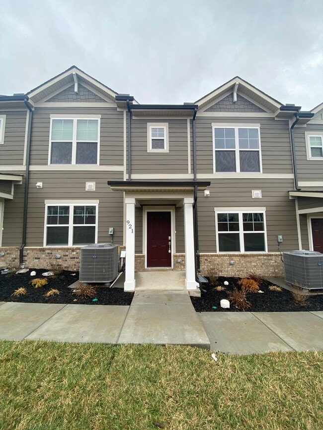 Building Photo - Three Bedroom Three Bath Home