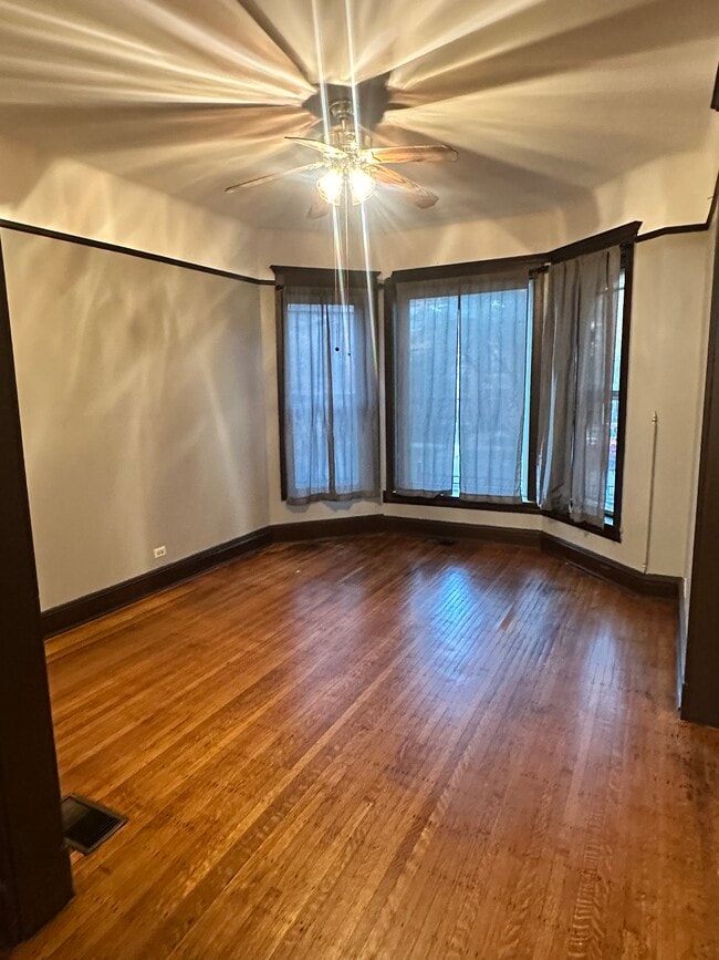 Photo - 4930 S St Lawrence Ave