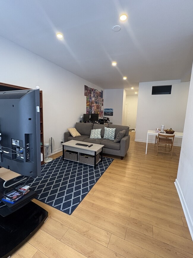 Photo - 5491 Av. Victoria Unit 115