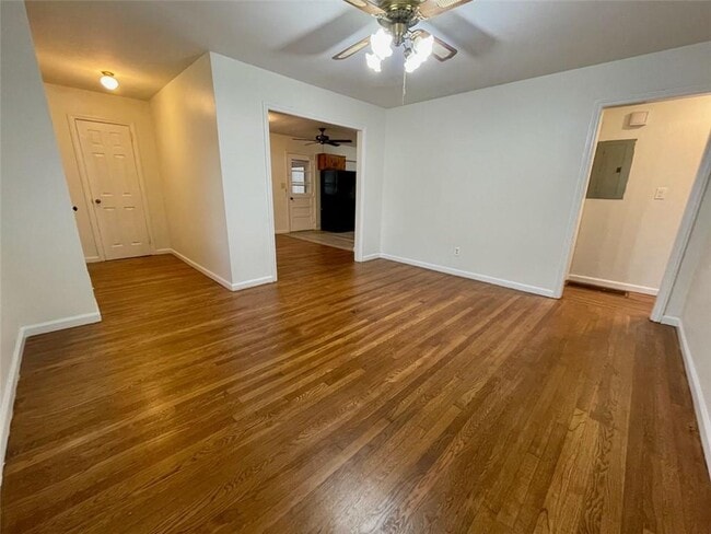 Photo - 6328 Oakview Ln