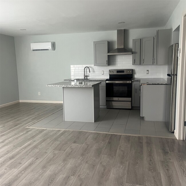 Building Photo - 4626 Bell St Unit 4