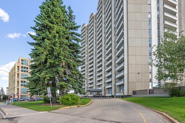Photo - 10883 Saskatchewan Dr NW