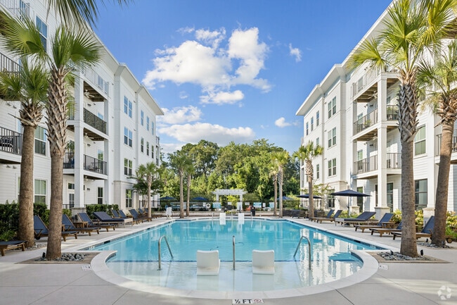 Building Photo - Avalon at James Island