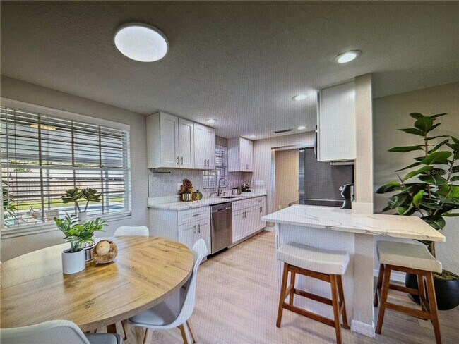 Photo - 3032 Golden Rain Dr