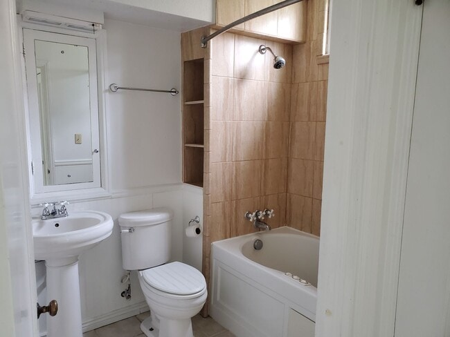 Building Photo - One Bedroom Apartment in the Heart of Down...