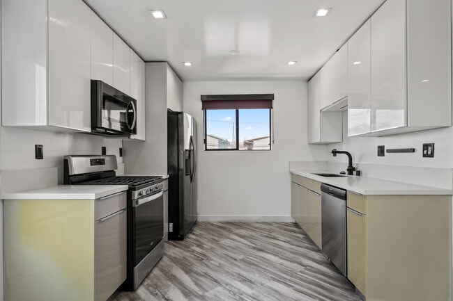 Photo - 955 N. Oxford Ave.