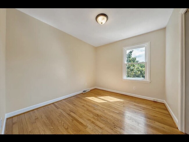 Building Photo - 2650 Willowlawn St Rental