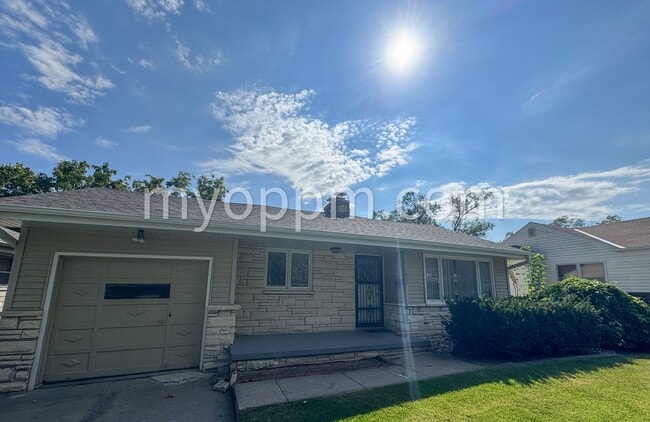 Building Photo - Spacious 4 Bed 2 Bath Home!