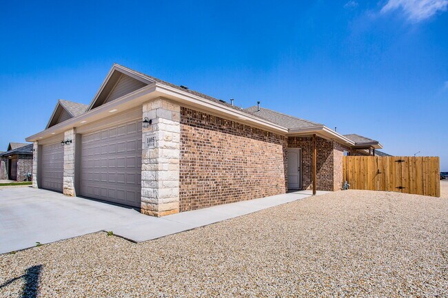 Like-New Construction 3/2/2 in Shallowater!