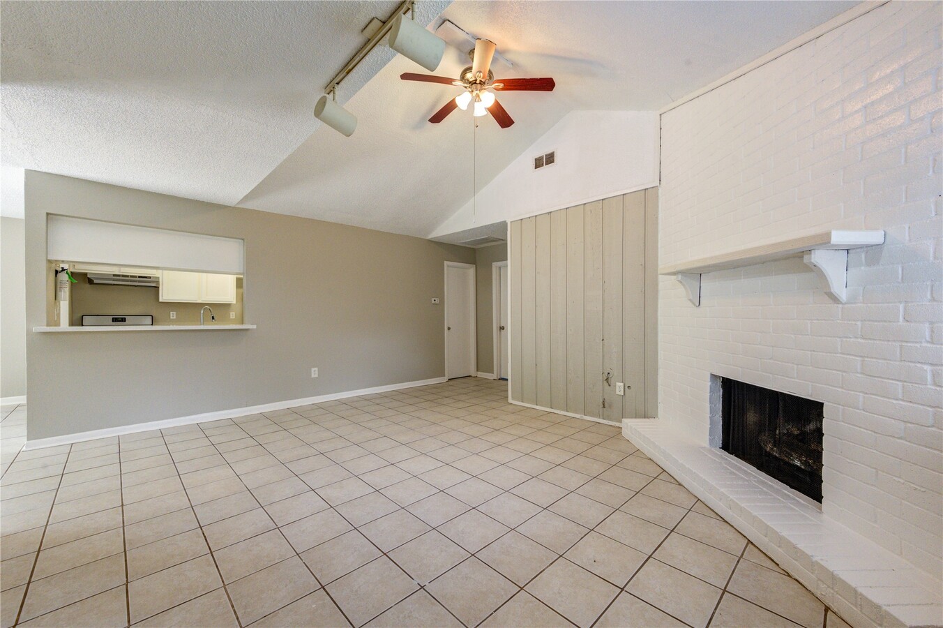 Photo - 212 Quaker Dr