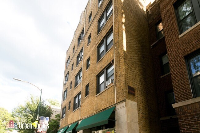 Building Photo - 717 W Belmont Ave Unit A09C
