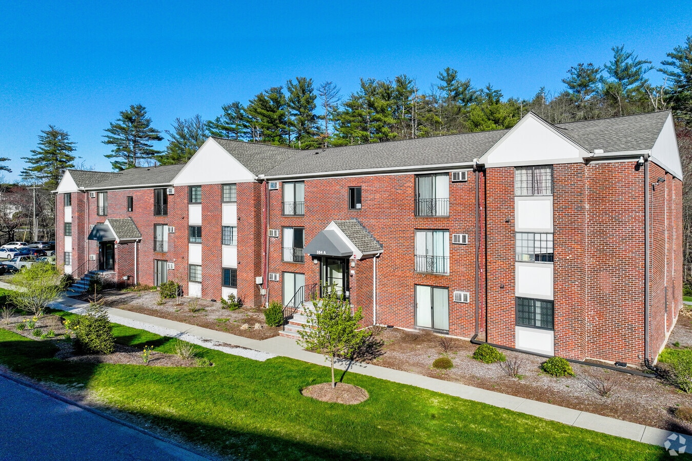 382 Great Road se encuentra en Acton, Massachusetts. - Great Road Condominiums