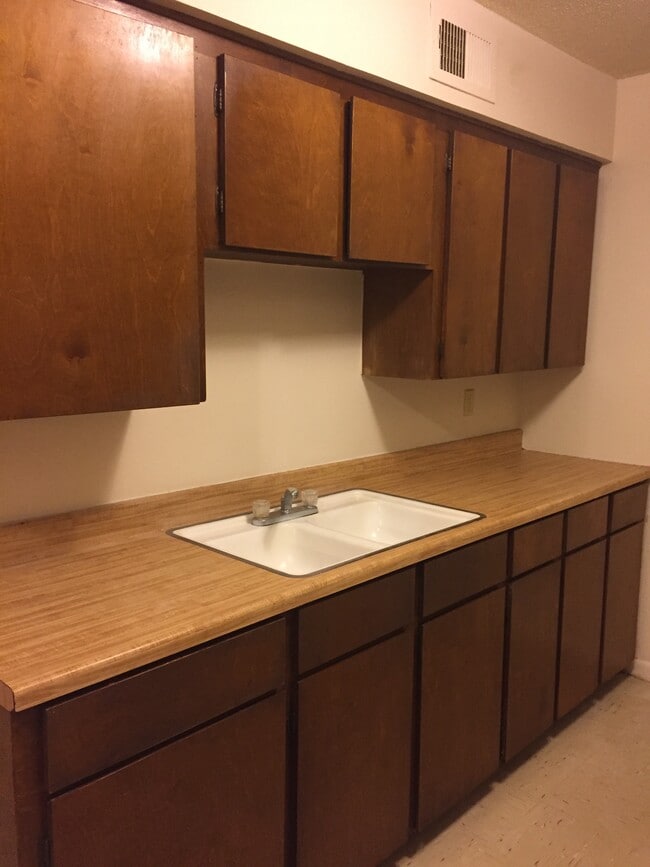 Building Photo - 310 S Industrial St Unit 3