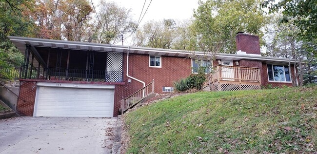 Building Photo - Large 6 bed, 3 ba  Brick, Raised Ranch, Ho... Rental