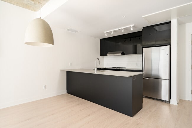 Building Photo - Will & Rich - Griffintown Apartments for rent