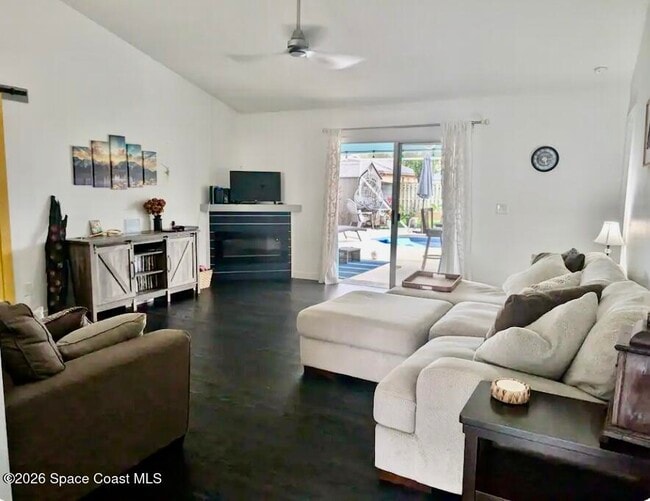 Photo - 700 Pampas St NW