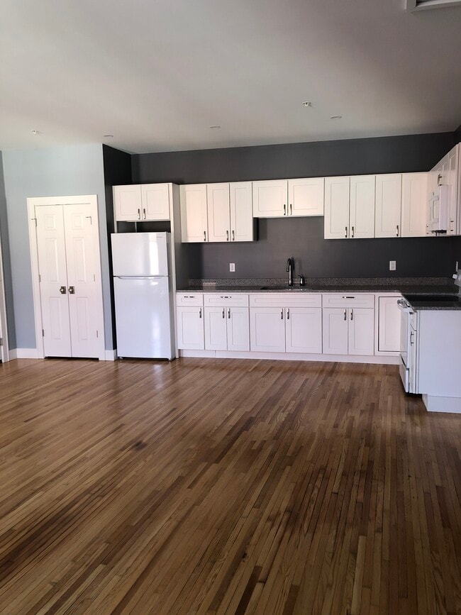 Building Photo - 10 S Lake Ave Unit Apt B