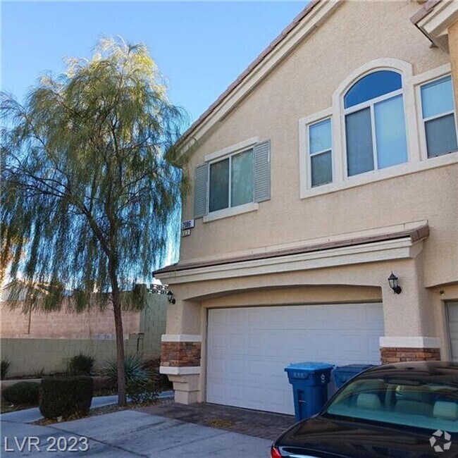 Building Photo - Charming Two-Story Townhome in a Gated Com...