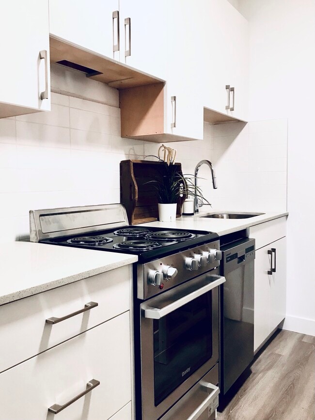 Building Photo - Bright, Cozy Junior One Bedroom in Grandview Woodlands Unit 103
