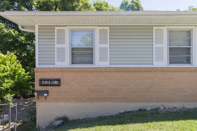 Building Photo - 1813 Sunrise Dr Unit B
