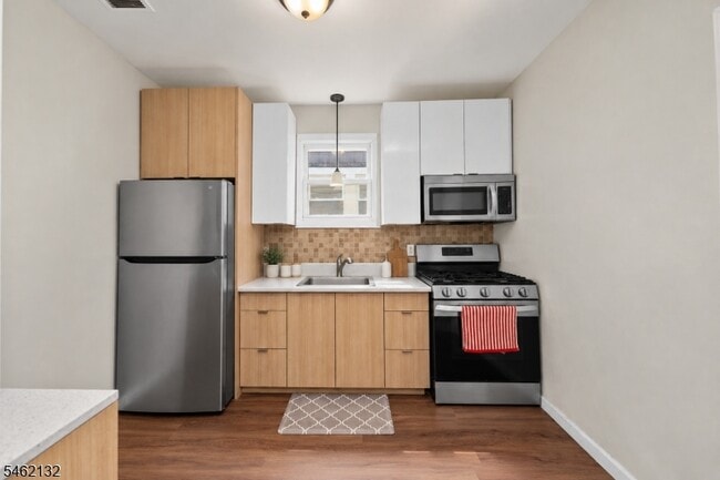 Building Photo - 223 Devon St Unit 2