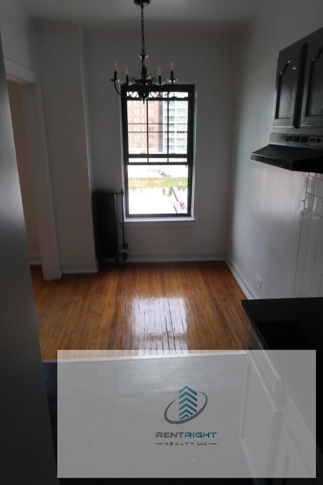 Building Photo - 426 W Briar Pl Rental