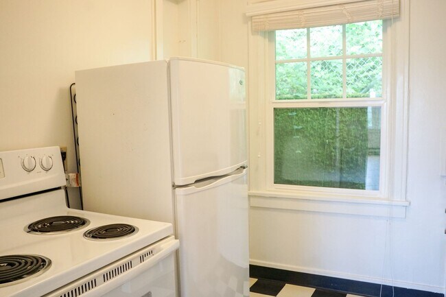 Photo - John's Landing Charmer: H/W Floors, Close to OHSU, Pet-Friendly! Unit 06